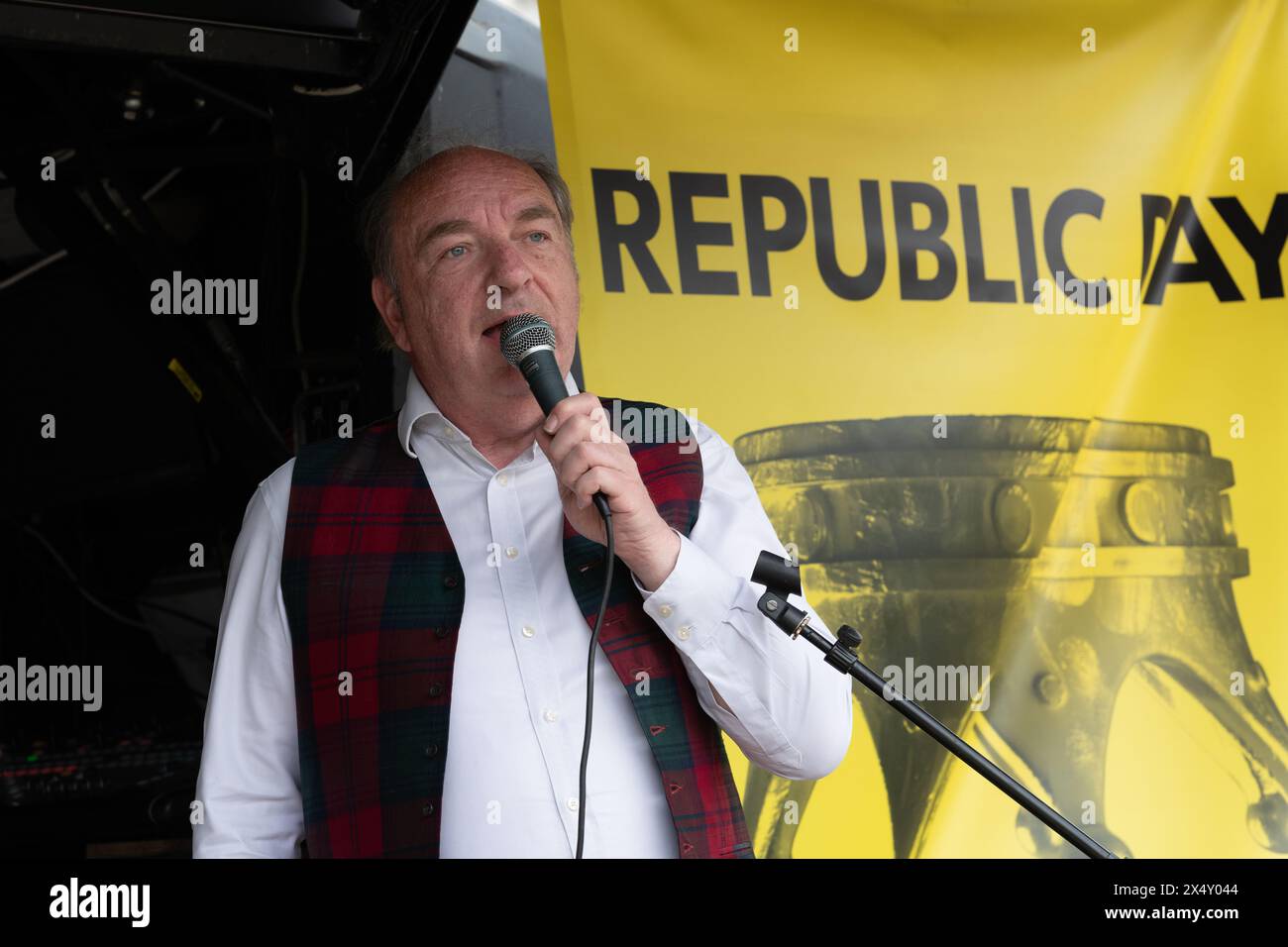 Londres, Royaume-Uni. 5 mai 2024. L'ancien député Norman Baker s'adresse aux anti-monarchistes rassemblés à Trafalgar Square alors que le groupe de campagne Republic organise son premier rassemblement du jour de la République. La campagne pour un chef d'État élu décrit la monarchie comme une « relique fossilisée qui appartient à un musée ». Crédit : Ron Fassbender/Alamy Live News Banque D'Images