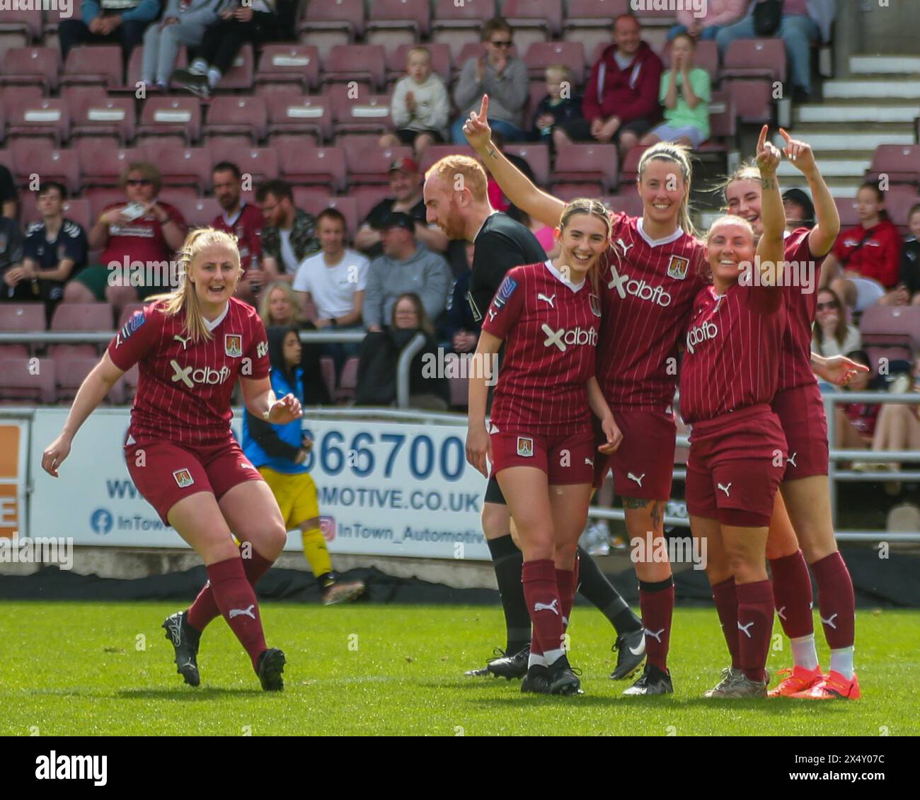 Northampton, Royaume-Uni. 05 mai 2024. Northampton 5 mai 2024 : Kim Farrow et son équipe célèbrent le deuxième but de Northampton Town lors de la victoire 4-0 sur le comté de Notts dans la FA Womens National League Div 1 Midlands. Crédit : Clive Stapleton/Alamy Live News Banque D'Images