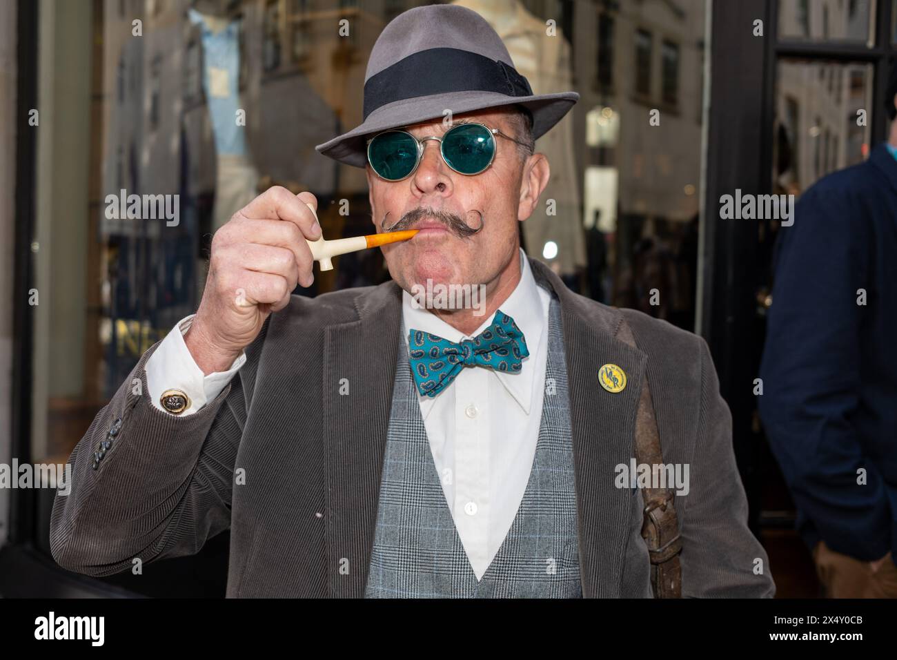 Londres, Royaume-Uni. 05 mai 2024. Un gentleman fume une pipe à tabac. Mesdames et messieurs vêtus de leurs plus belles tenues se réunissent à la statue de beau Brummell sur Jermyn Street London pour la quatrième Grand Flaneur Walk. Crédit : SOPA images Limited/Alamy Live News Banque D'Images