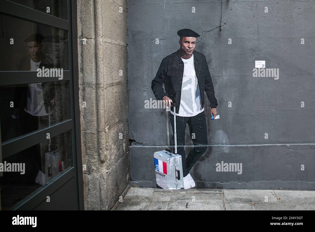 Le footballeur français Kylian Mbappé graffiti vu sur une façade à Madrid. Le Street artiste italien TVBOY a réalisé plusieurs graffitis dans la ville de Madrid liés au sport ces dernières semaines. Banque D'Images