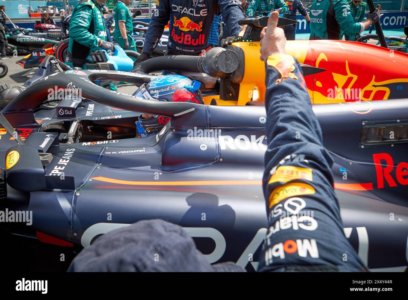 Miami Gardens, Floride, États-Unis. 5 mai 2024. Jour de la course. GRID F1 Miami GP à Miami Autodrome à Miami Gardens, Floride, États-Unis. Crédit : Yaroslav Sabitov/YES Market Media/Alamy Live News. Banque D'Images