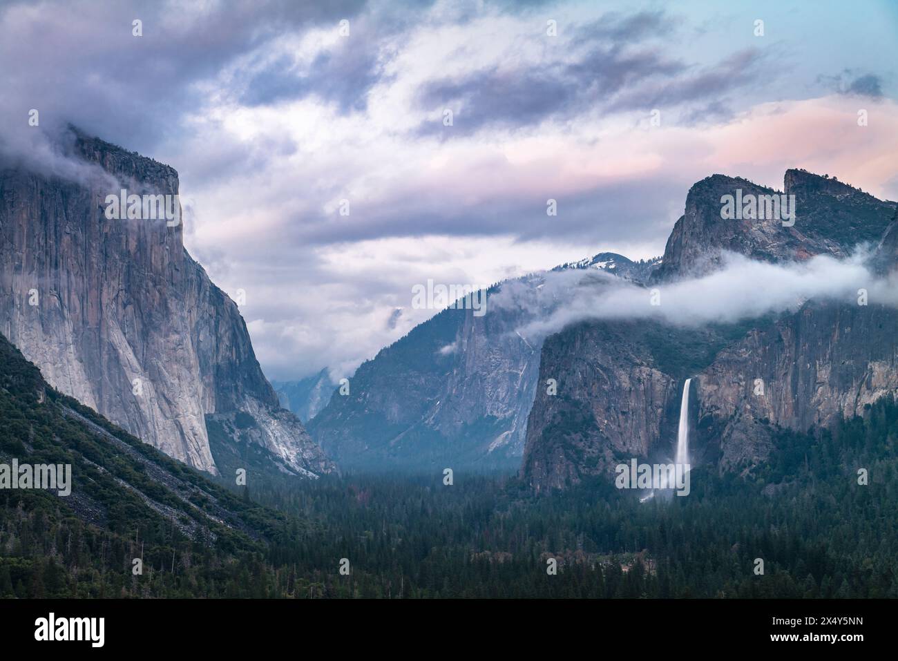 EL CAPITAN, HALF DOME, SENTINEL ROCK, BRIDALVEIL FALL & CATHEDRAL ROCKS VUE TUNNEL PARK YOSEMITE NATIONAL PARK CALIFORNIA USA Banque D'Images