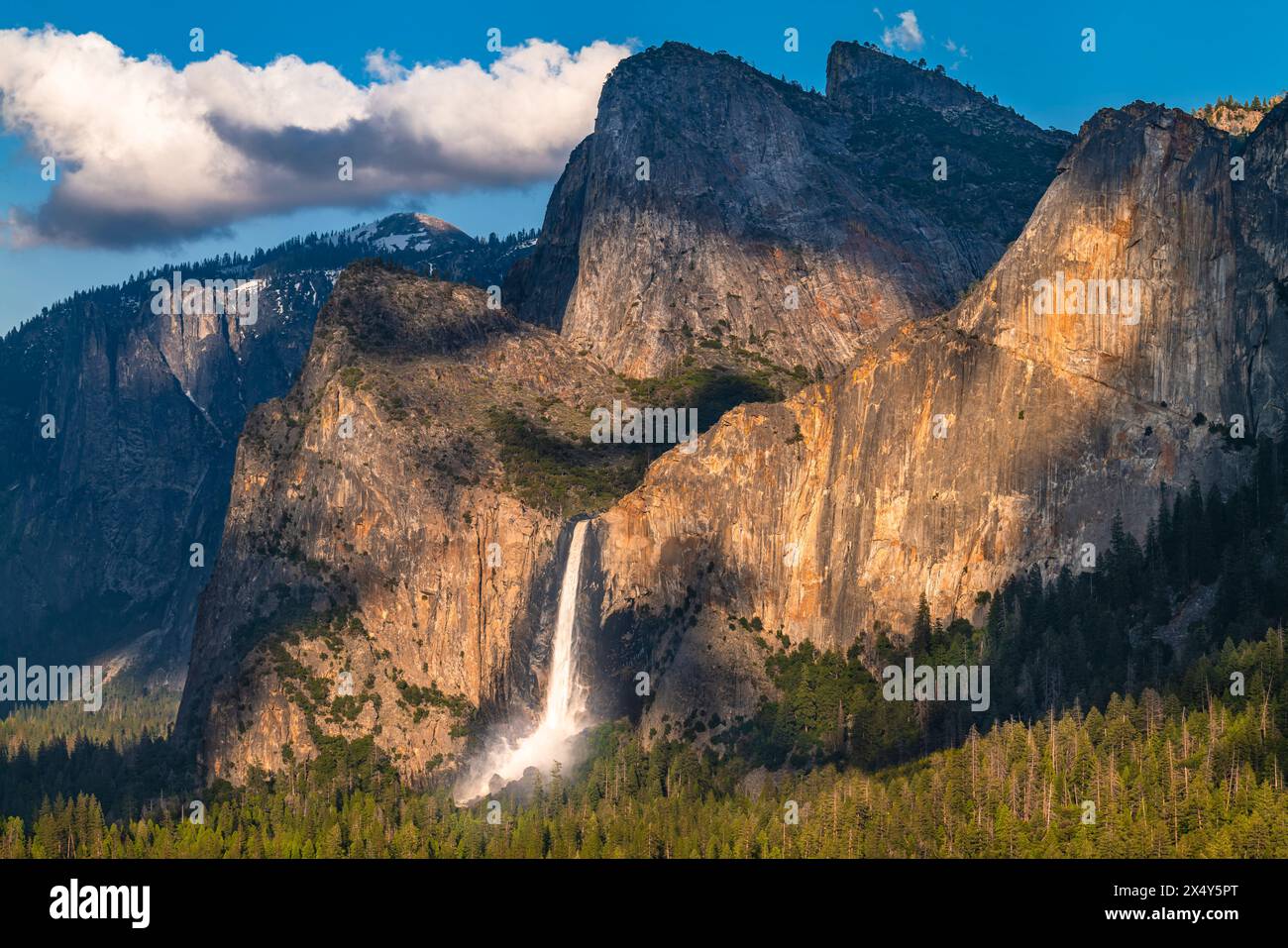 BRIDALVEIL CHUTE ET CATHÉDRALE ROCHERS VUE TUNNEL YOSEMITE PARC NATIONAL CALIFORNIE ÉTATS-UNIS Banque D'Images