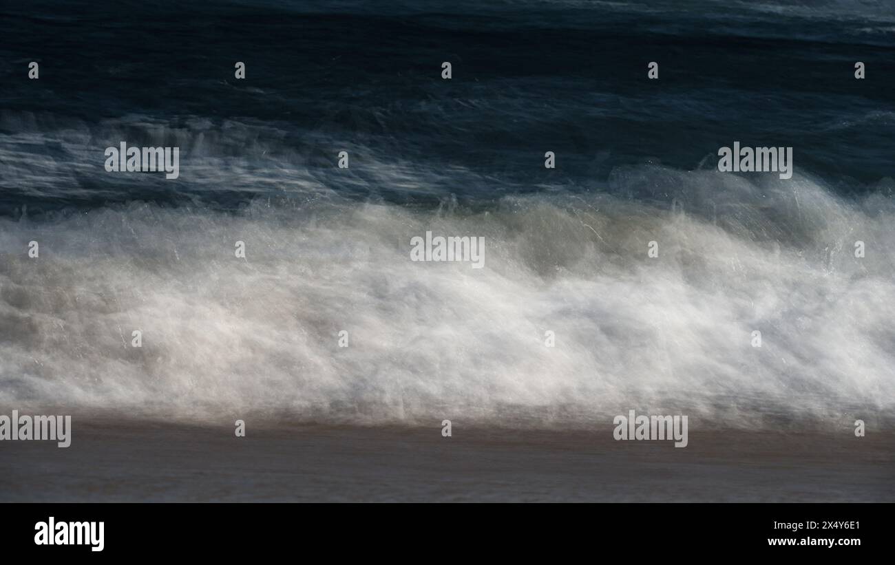 Vagues à Three Mile Beach, Californie, États-Unis. Banque D'Images