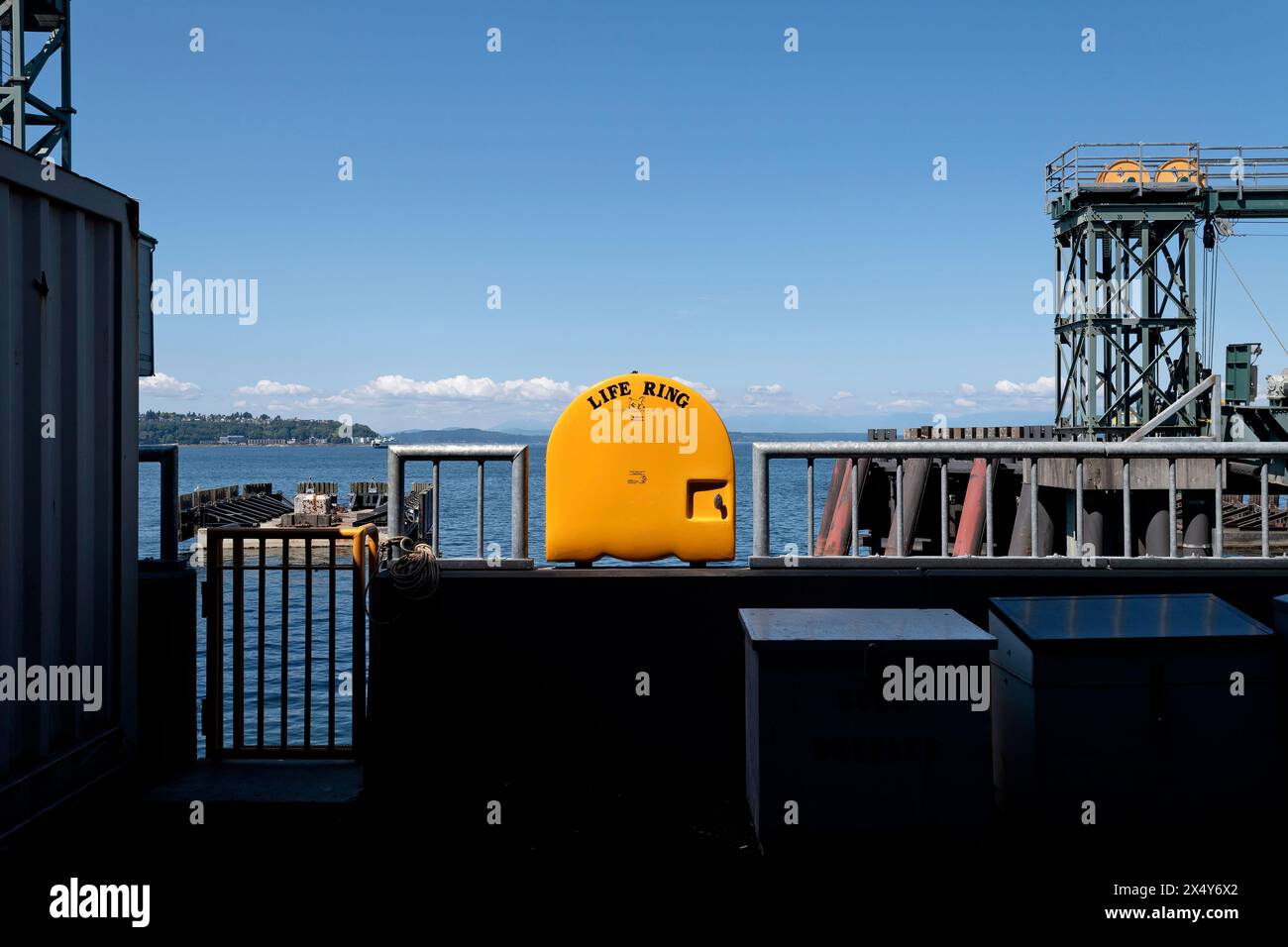 Anneau de vie placé par l'eau. Banque D'Images