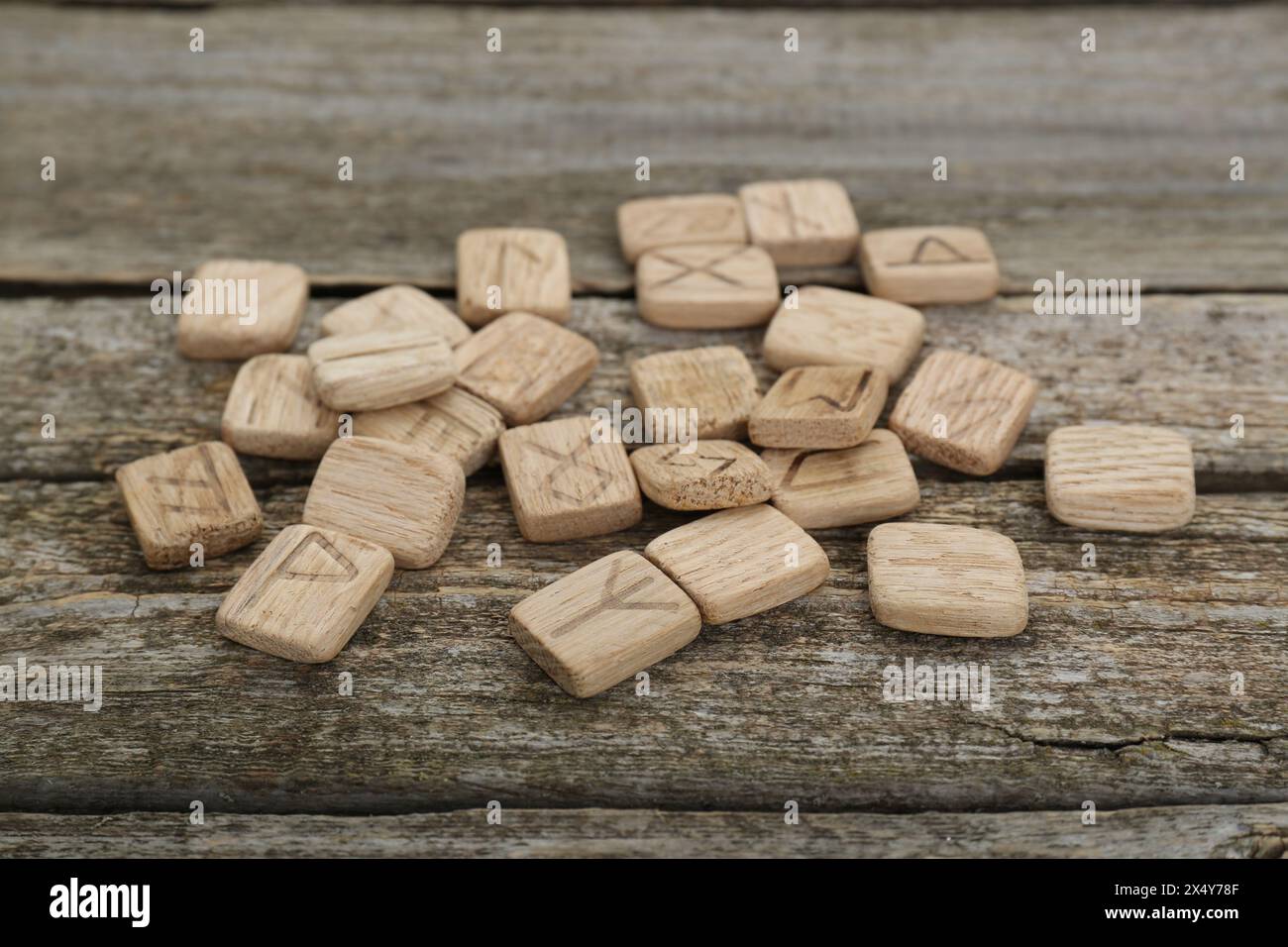 Pile de runes avec différents symboles sur une table en bois Banque D'Images