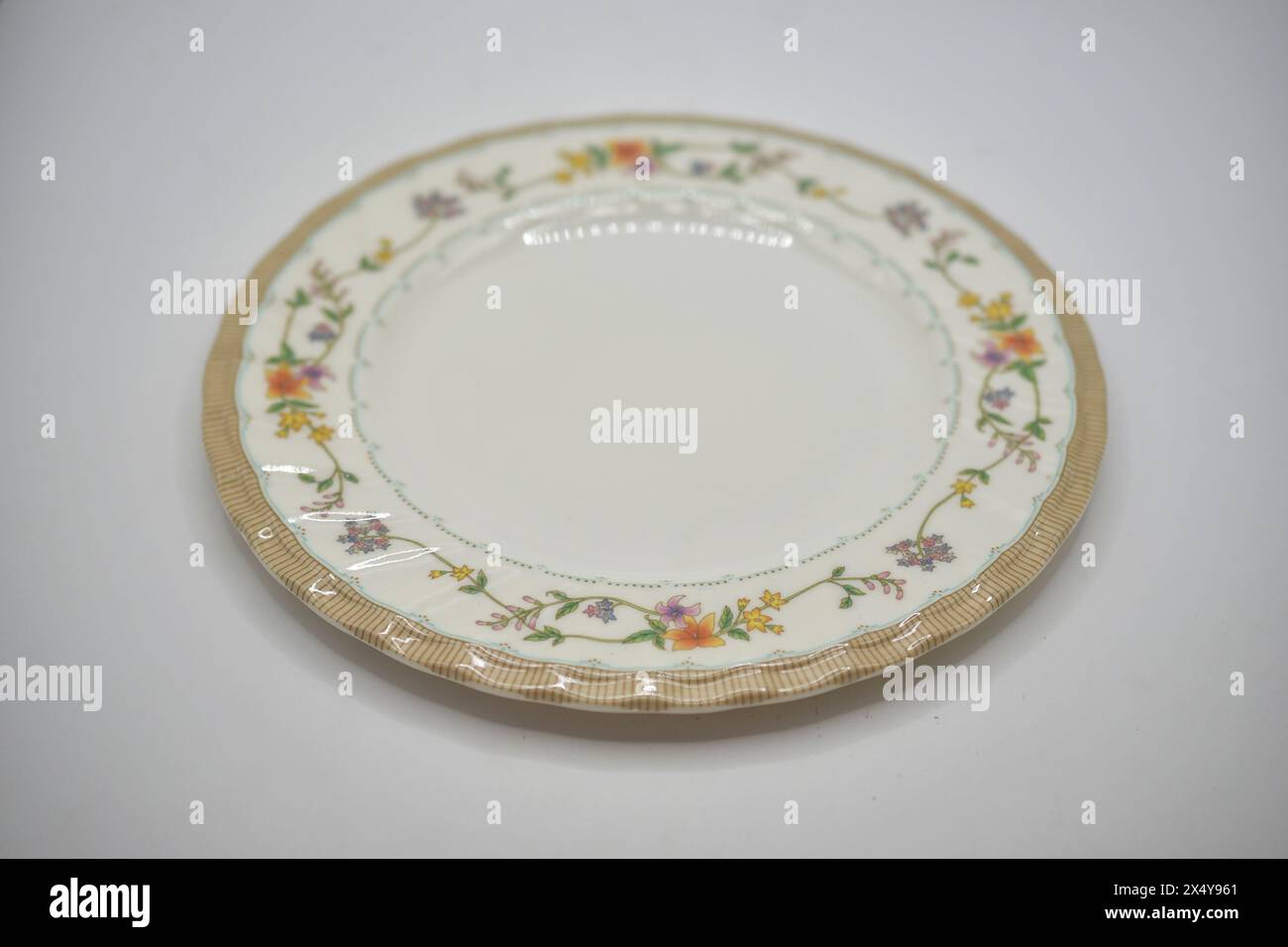 assiette en porcelaine ancienne avec décoration florale Banque D'Images