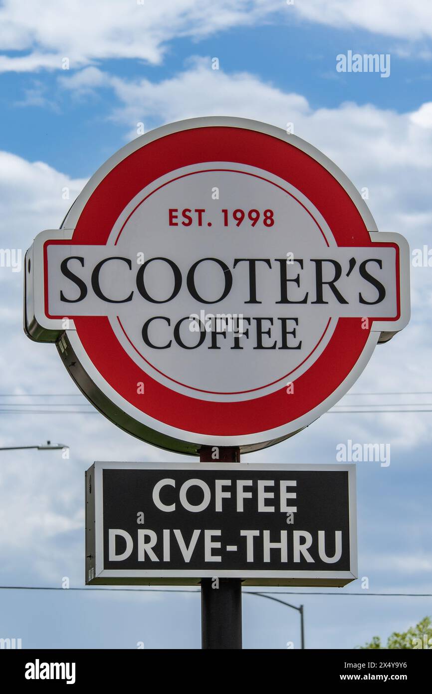 Signez pour la voie de passage du café du scooter Banque D'Images