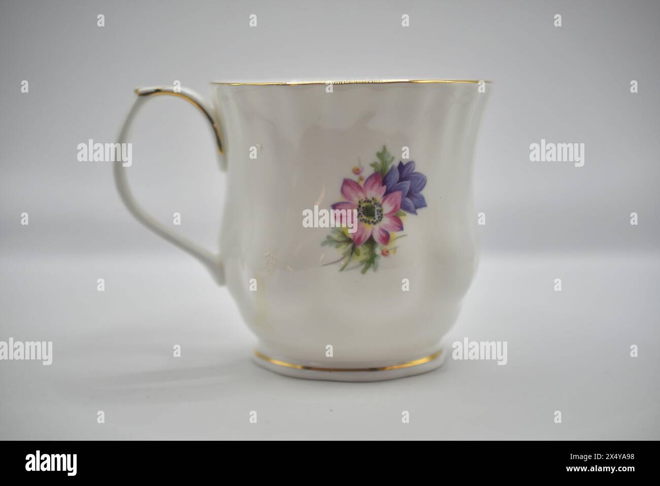 Tasse à thé en porcelaine fine avec motif floral Banque D'Images