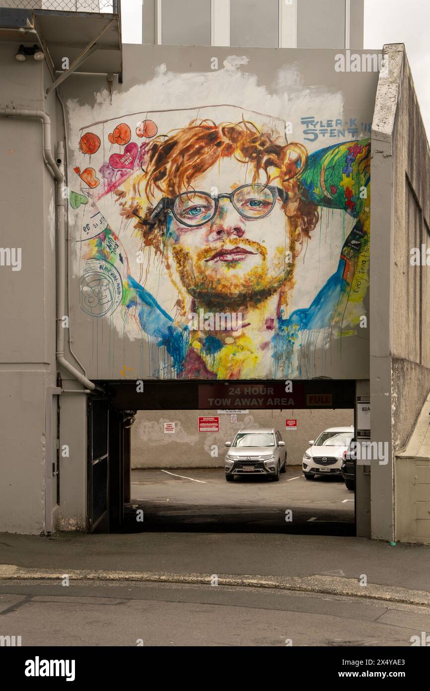 Dunedin, Nouvelle-Zélande - 9 septembre 2023 : murale colorée du musicien Ed Sheeran sur Bath Street, peinte par l'artiste local Tyler Kennedy stent, showcasin Banque D'Images