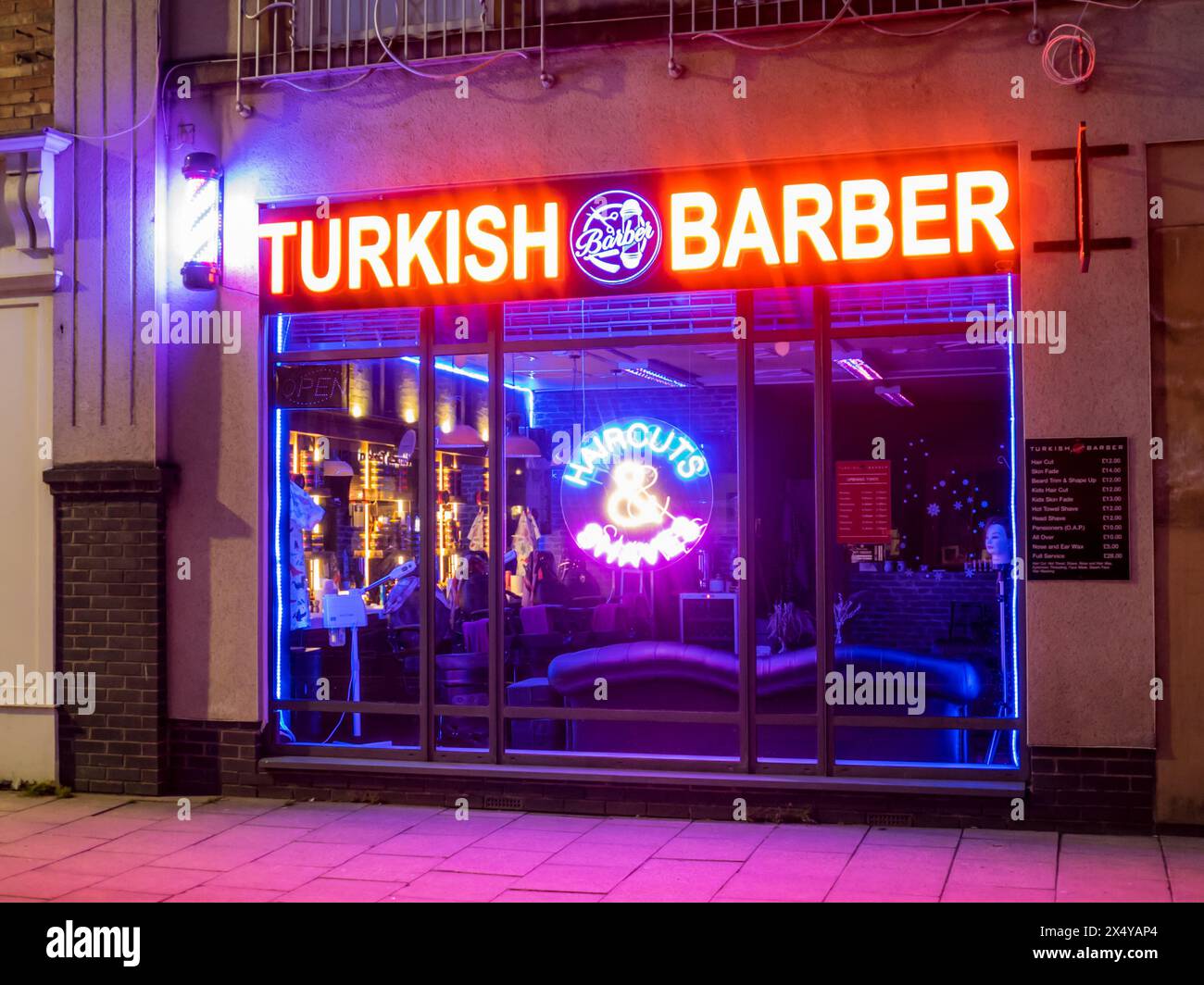 Un salon de coiffure turc avec éclairage au néon à Morpeth, Northumberland Banque D'Images