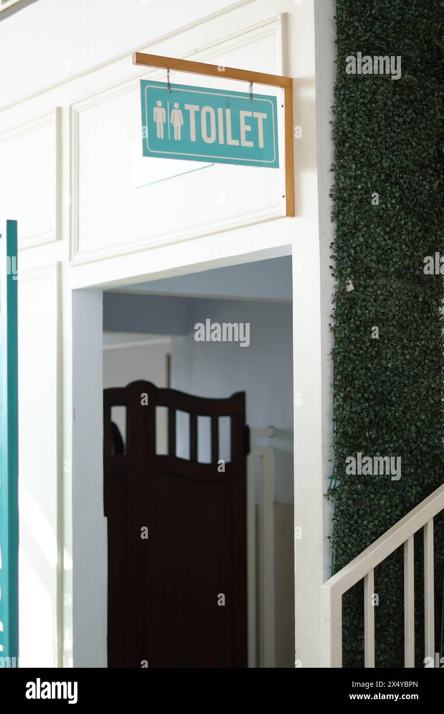 Femme et homme signe de toilette dans un restaurant calme Banque D'Images