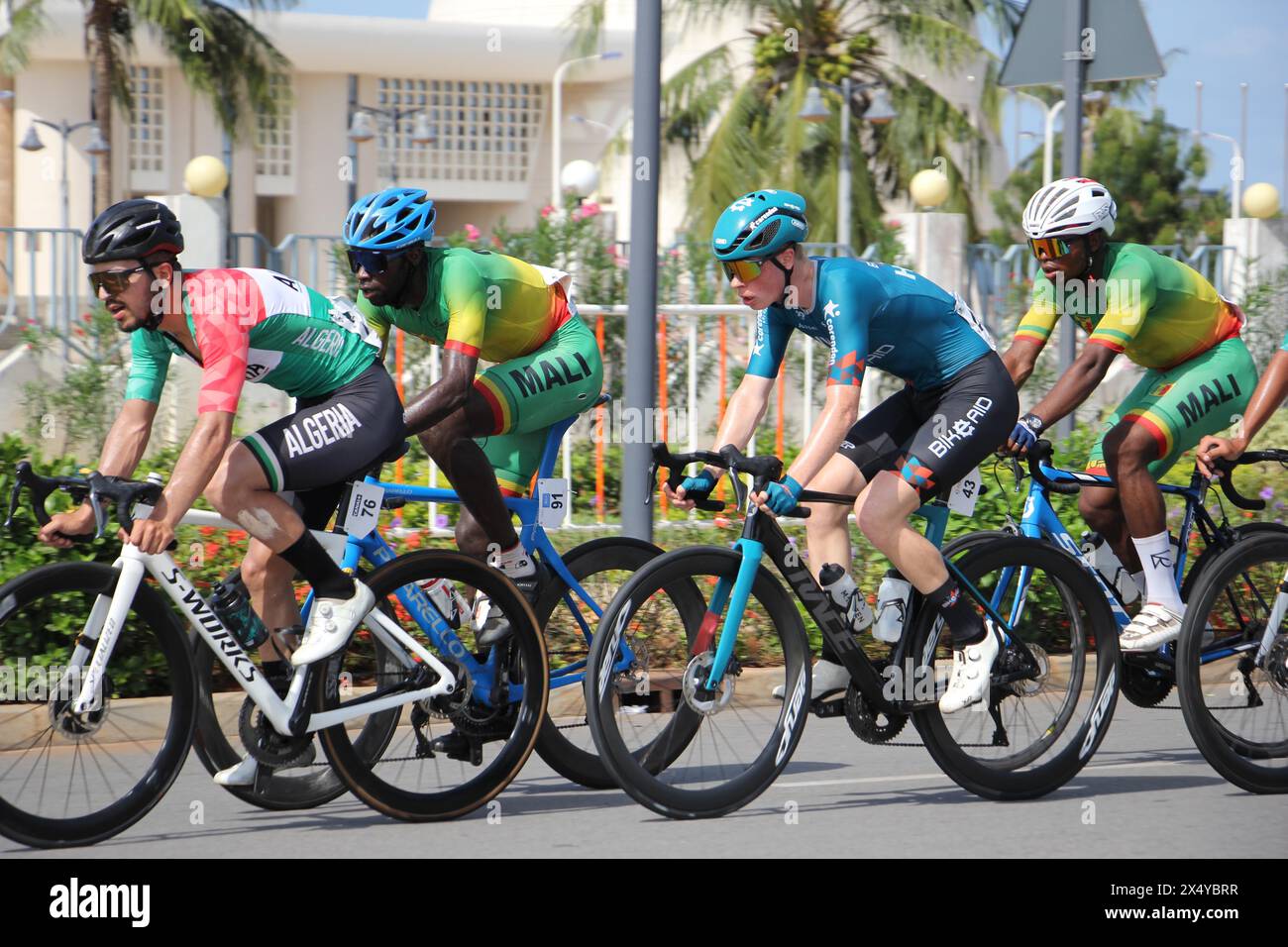 Cotonou, Bénin. 5 mai 2024. Les cyclistes s'affrontent lors du 19ème Tour International du Bénin à Cotonou, Bénin, le 5 mai 2024. Crédit : Seraphin Zounyekpe/Xinhua/Alamy Live News Banque D'Images