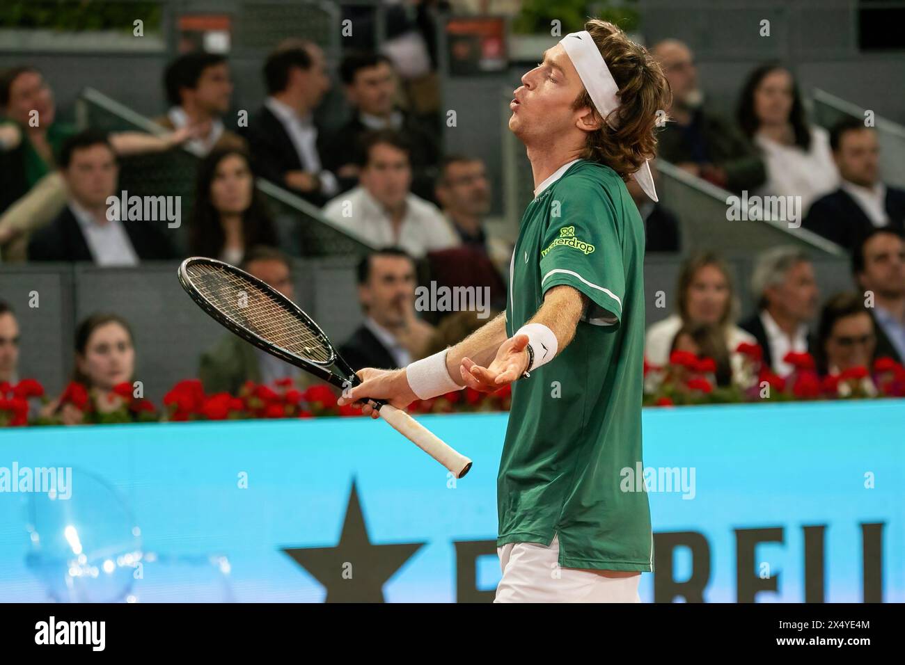 Madrid, Espagne. 05 mai 2024. Andrey Rublev, de Russie, réagit contre Felix Auger-Aliassime, du Canada (non représenté) lors de la finale ATP Singles de l’Open Mutua de Madrid 2024, ATP Masters 1000 et WTA 1000, tournoi à Caja Magica. Le joueur de tennis russe Andrey Rublev a été proclamé champion des Masters de Madrid 1000 après avoir battu le canadien Felix Auger-Aliassime en finale avec des sets de 4-6, 7-5, 7-5. Crédit : SOPA images Limited/Alamy Live News Banque D'Images