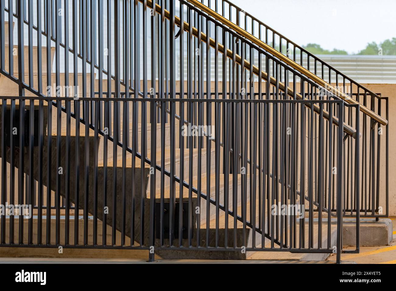 Photo en gros plan d'une balustrade en métal gris moderne et d'un escalier en béton entre les étages. Banque D'Images