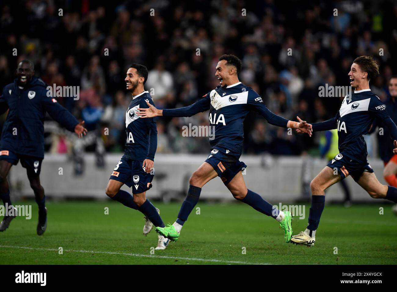 MELBOURNE, AUSTRALIE. 5 mai 2024. En photo : les joueurs de Melbourne Victory courent vers le gardien de but Melbourne Victory en célébration après avoir battu Melbourne City aux pénalités lors de la finale éliminatoire des A Leagues Soccer, Melbourne Victory FC contre Melbourne City FC au parc AAMI de Melbourne. Crédit : Karl Phillipson/Alamy Live News Banque D'Images