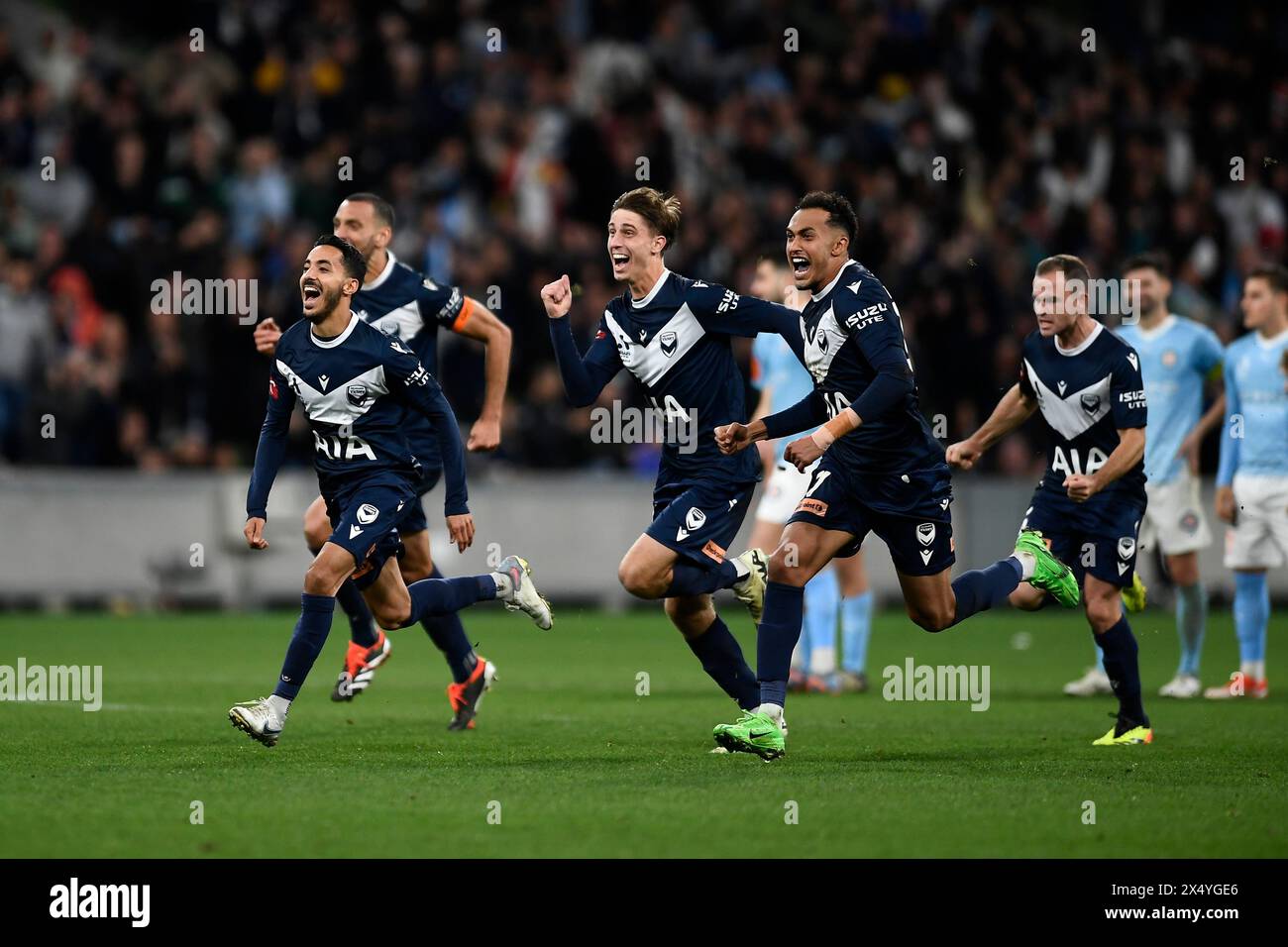 MELBOURNE, AUSTRALIE. 5 mai 2024. En photo : les joueurs de Melbourne Victory courent vers le gardien de but Melbourne Victory en célébration après avoir battu Melbourne City aux pénalités lors de la finale éliminatoire des A Leagues Soccer, Melbourne Victory FC contre Melbourne City FC au parc AAMI de Melbourne. Crédit : Karl Phillipson/Alamy Live News Banque D'Images