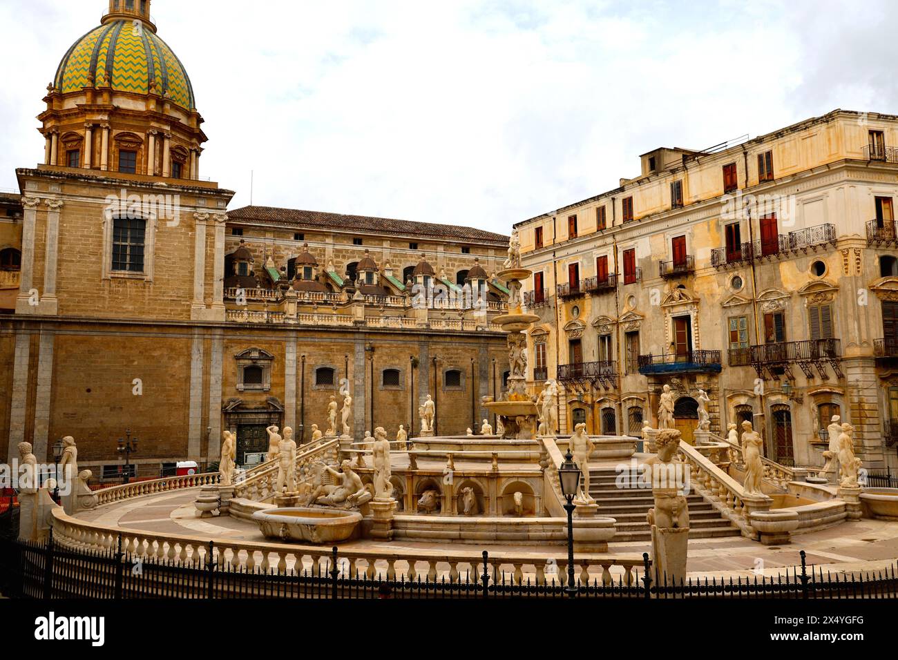 La fontaine historique Fontana Pretoria à Palerme Sicile en Italie Banque D'Images