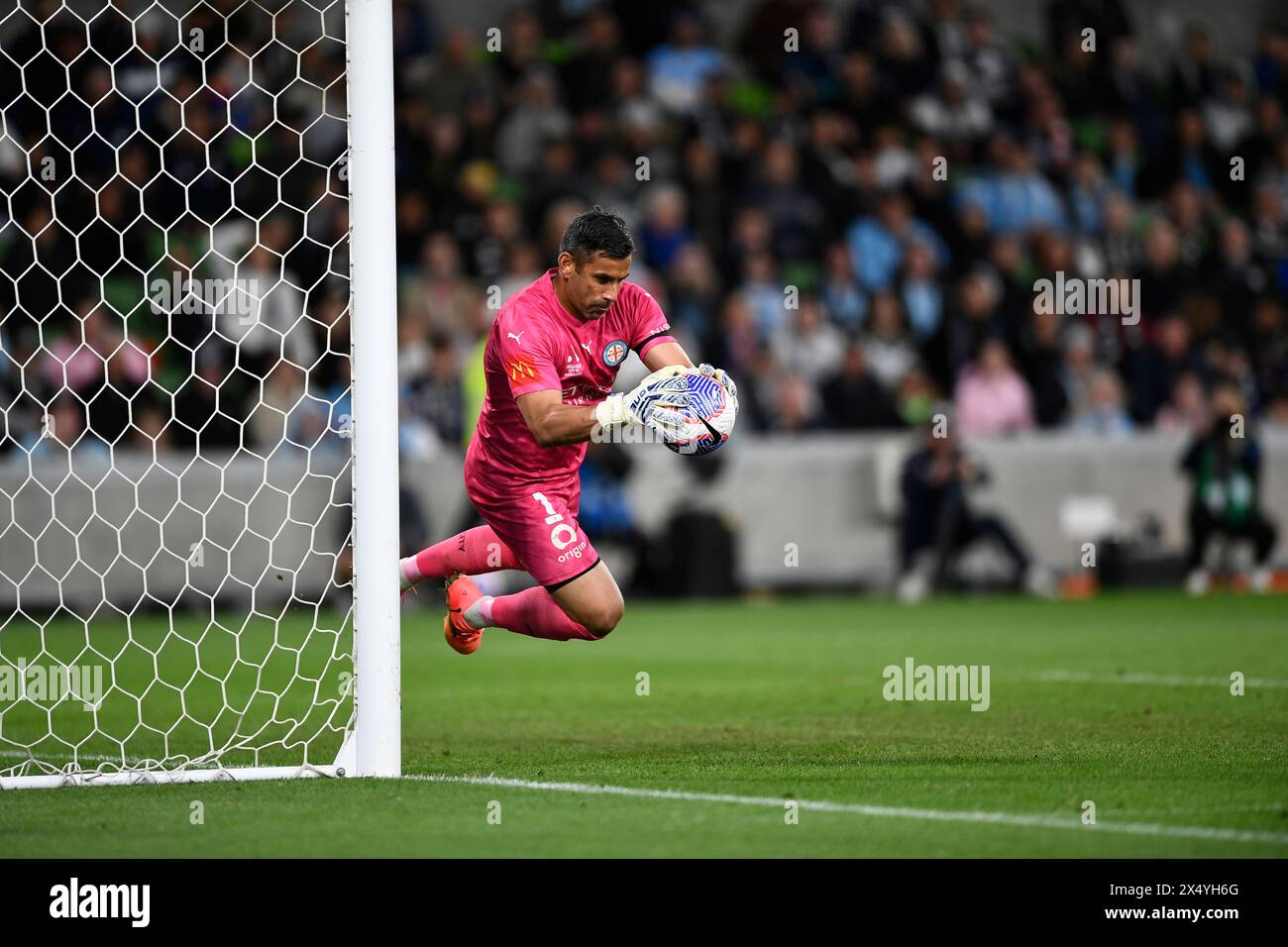 MELBOURNE, AUSTRALIE. 5 mai 2024. Sur la photo : le gardien anglais Jamie Young(1) de Melbourne fait un arrêt devant le but de la ville lors de la finale d'élimination des A ligues Soccer, Melbourne Victory FC contre Melbourne City FC à l'AAMI Park de Melbourne. Crédit : Karl Phillipson/Alamy Live News Banque D'Images