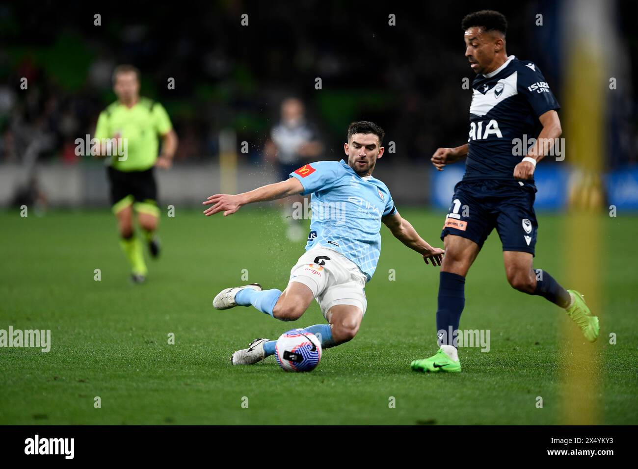 MELBOURNE, AUSTRALIE. 5 mai 2024. Sur la photo : le milieu de terrain de Melbourne, le Croation Steven Ugarković(6) glisse pour le ballon lors de la finale d'élimination des ligues A Soccer, Melbourne Victory FC contre Melbourne City FC au parc AAMI de Melbourne. Crédit : Karl Phillipson/Alamy Live News Banque D'Images