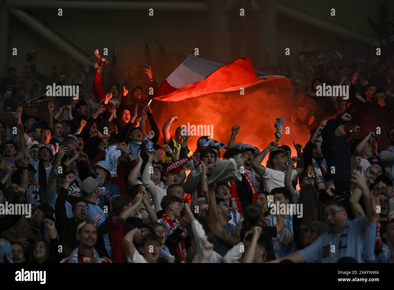 MELBOURNE, AUSTRALIE. 5 mai 2024. Photo : les supporters de Melbourne City chantent dans les gradins avec la lueur rouge des fusées éclairantes en arrière-plan lors de la finale de l'élimination des ligues A Soccer, Melbourne Victory FC contre Melbourne City FC au parc AAMI de Melbourne. Crédit : Karl Phillipson/Alamy Live News Banque D'Images