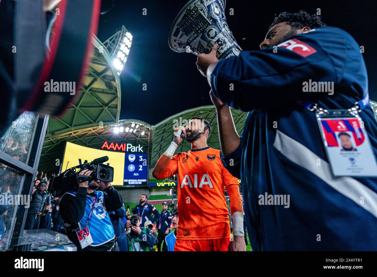 Melbourne, Australie. 5 mai 2024. Melbourne Victory v Melbourne City - 2024 Isuzu UTE A-League finale masculine série - Elimination finale 1 - AAMI Park. Le gardien de but Melbourne Victory Paul Izzo (#20) dirige les chants traditionnels aux côtés du groupe de soutien actif du Melbourne Victory FC, le North Terrace, lors de la finale de l'élimination masculine de la A-League 2024 entre le Melbourne Victory FC et le Melbourne City FC. Crédit photo : James Forrester/Alamy Live News Banque D'Images