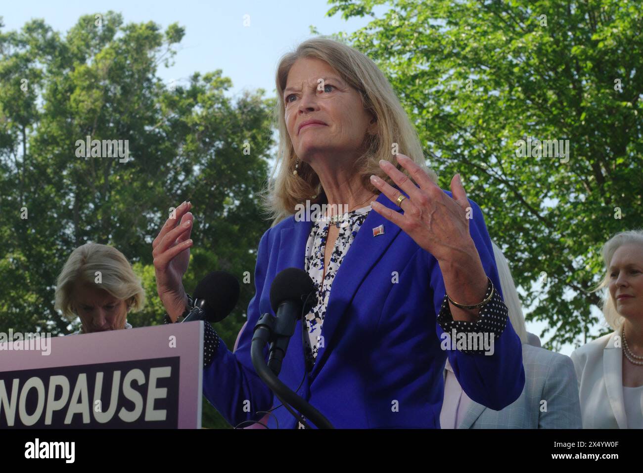 Washington, DC, États-Unis. 02 mai 2024. La sénatrice des États-Unis Lisa Murkowski (R-Alaska) parle à l'extérieur du Capitole de la législation pour la recherche sur la ménopause. Banque D'Images