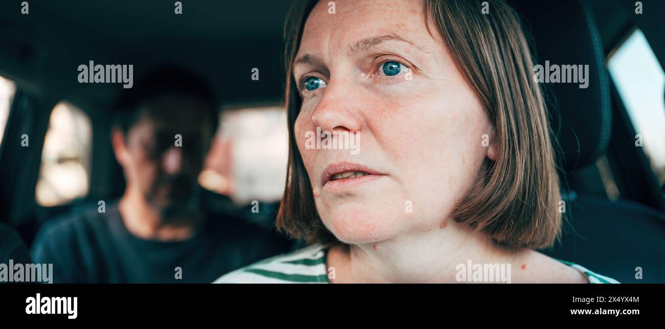 Conducteur féminin se disputant avec un passager masculin dans une voiture, focalisation sélective Banque D'Images