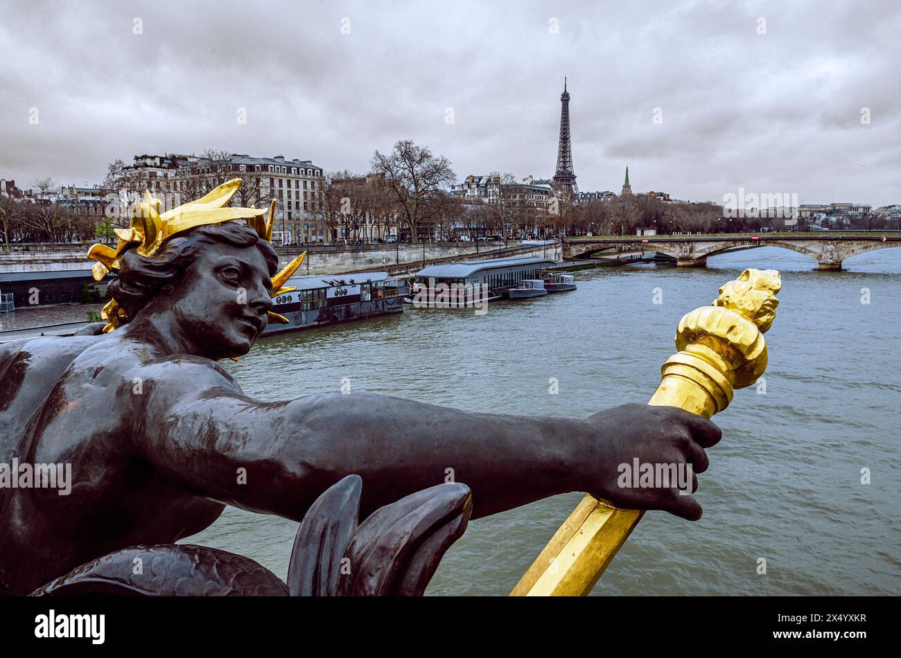 L'emblématique pont Alexandre III sur la Seine à Paris, avec d'élégantes sculptures dorées, avec la Tour Eiffel visible en arrière-plan Banque D'Images