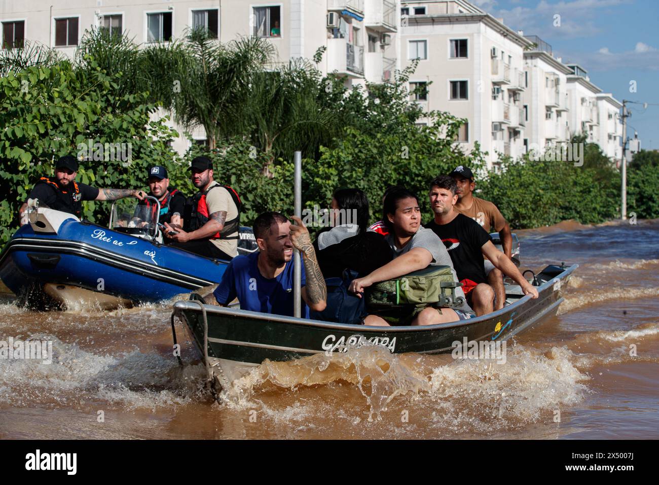 Scharlau. 5 mai 2024. Cette photo prise le 5 mai 2024 montre des membres de l’équipe de secours qui transfèrent des personnes touchées par les inondations à Scharlau, Sao Leopoldo, dans l’État du Rio Grande do Sul, au Brésil. Au moins 75 personnes sont mortes de violentes tempêtes qui ont inondé de vastes étendues de l'État du Rio Grande do Sul au sud du Brésil depuis avril 29, a déclaré l'agence de défense civile dans son dernier rapport publié dimanche. Crédit : Claudia Martini/Xinhua/Alamy Live News Banque D'Images
