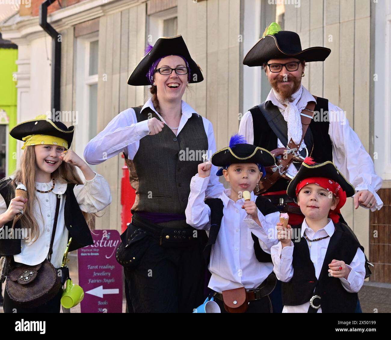 Une photo de groupe de famille de Gloucester se sont déguisés en Pirates avec leur enfant pour regarder le week-end International Pirate à Brixham dans le Devon. Pi Banque D'Images