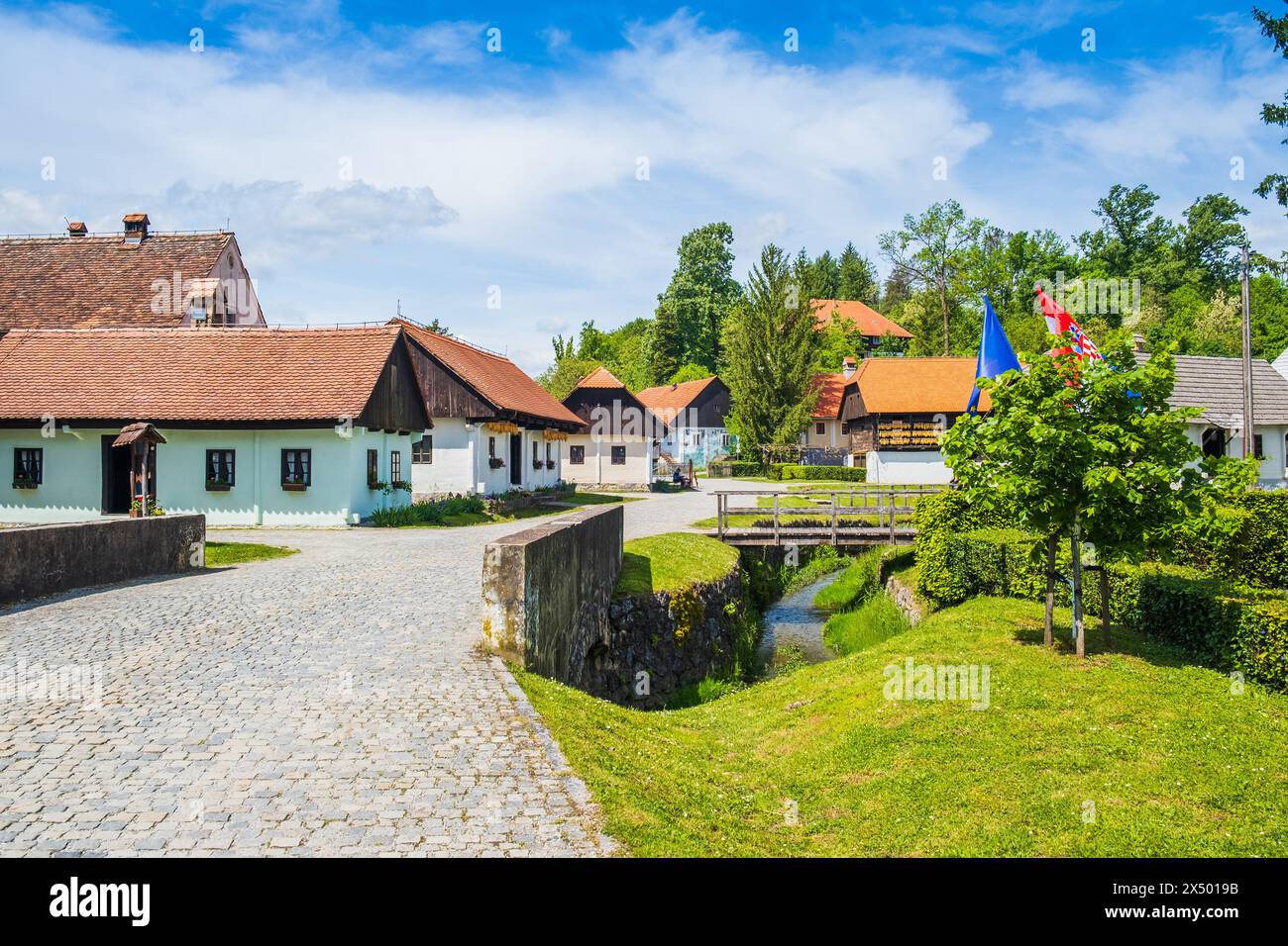 Village ethno traditionnel et pittoresque de Kumrovec dans la région de Zagorje en Croatie, lieu de naissance de Josip Broz Tito Banque D'Images