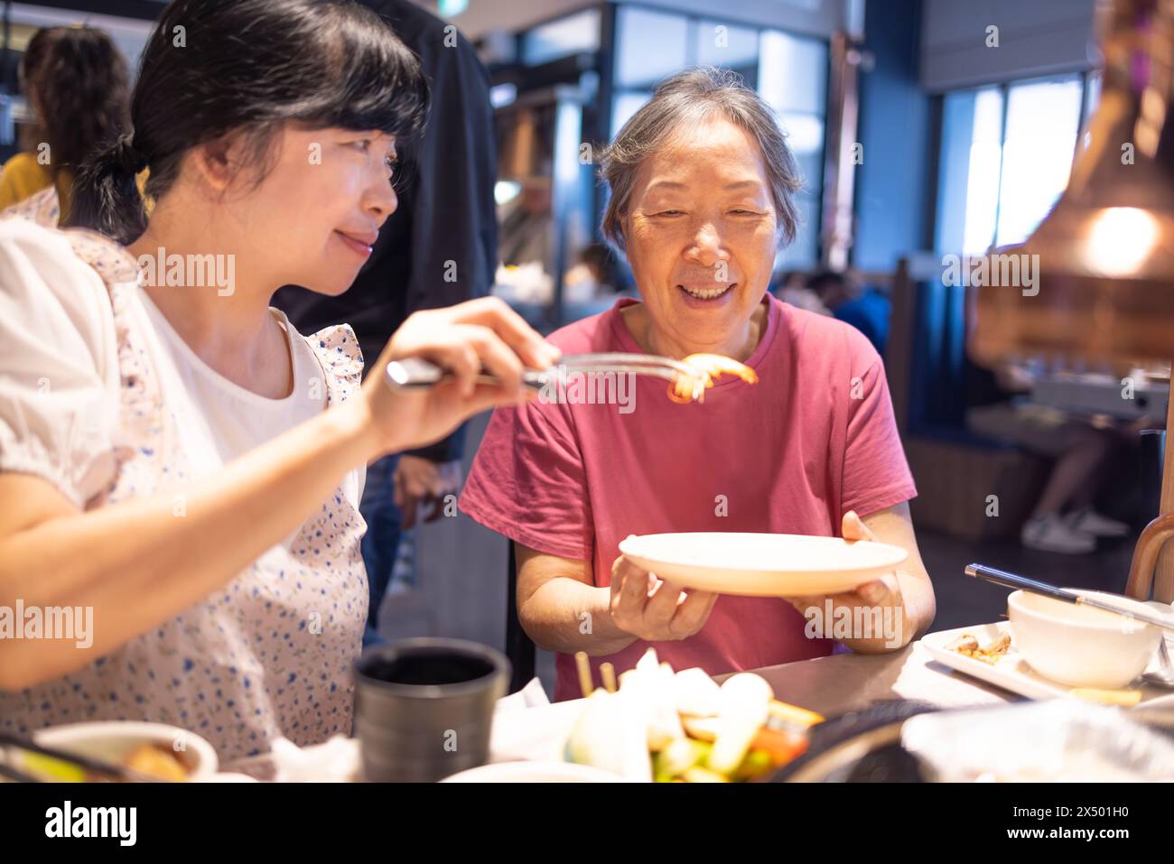 Bonne mère et bonne fille célébrant la fête des mères au restaurant Banque D'Images