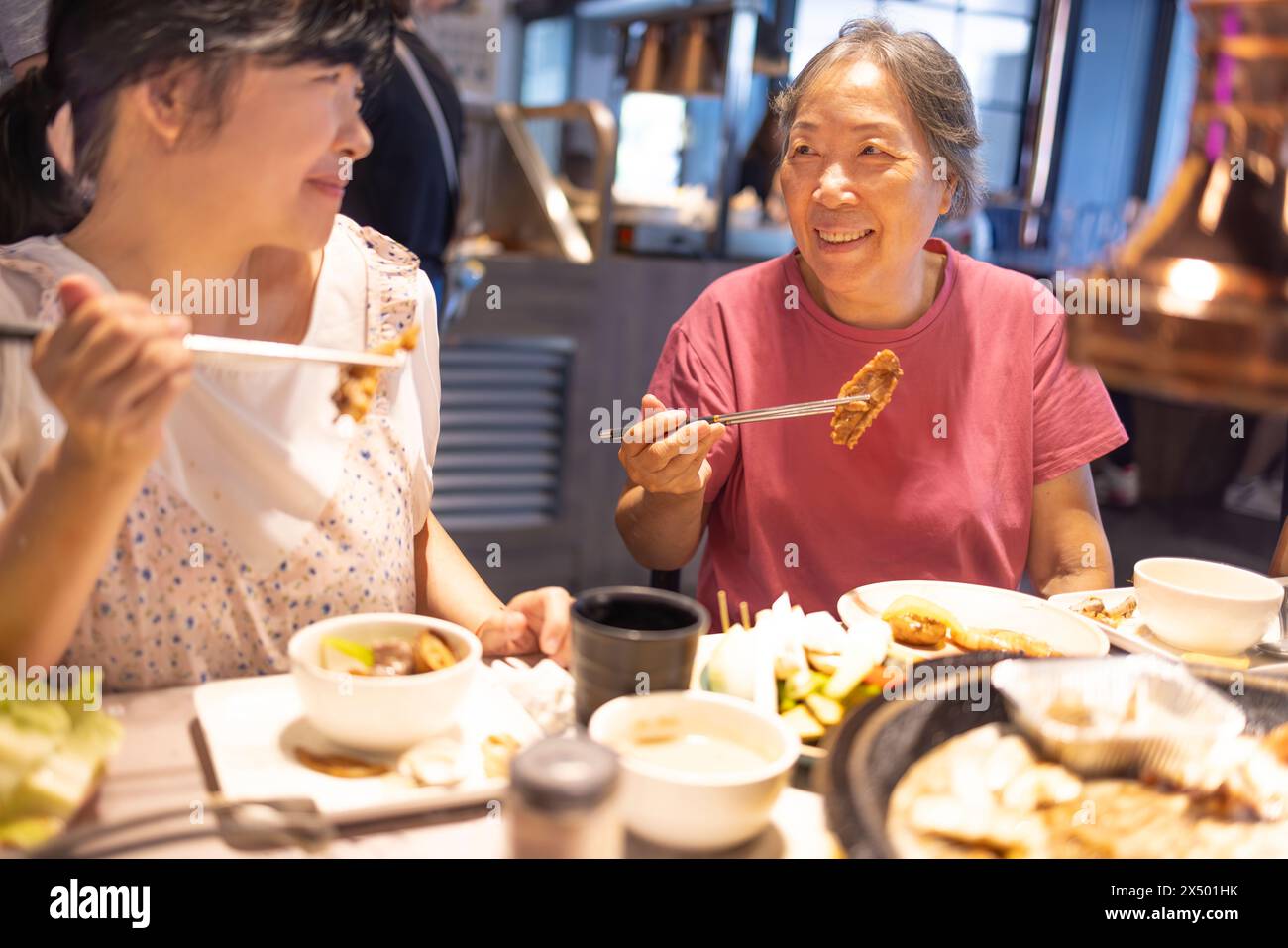 Bonne mère et bonne fille célébrant la fête des mères au restaurant Banque D'Images