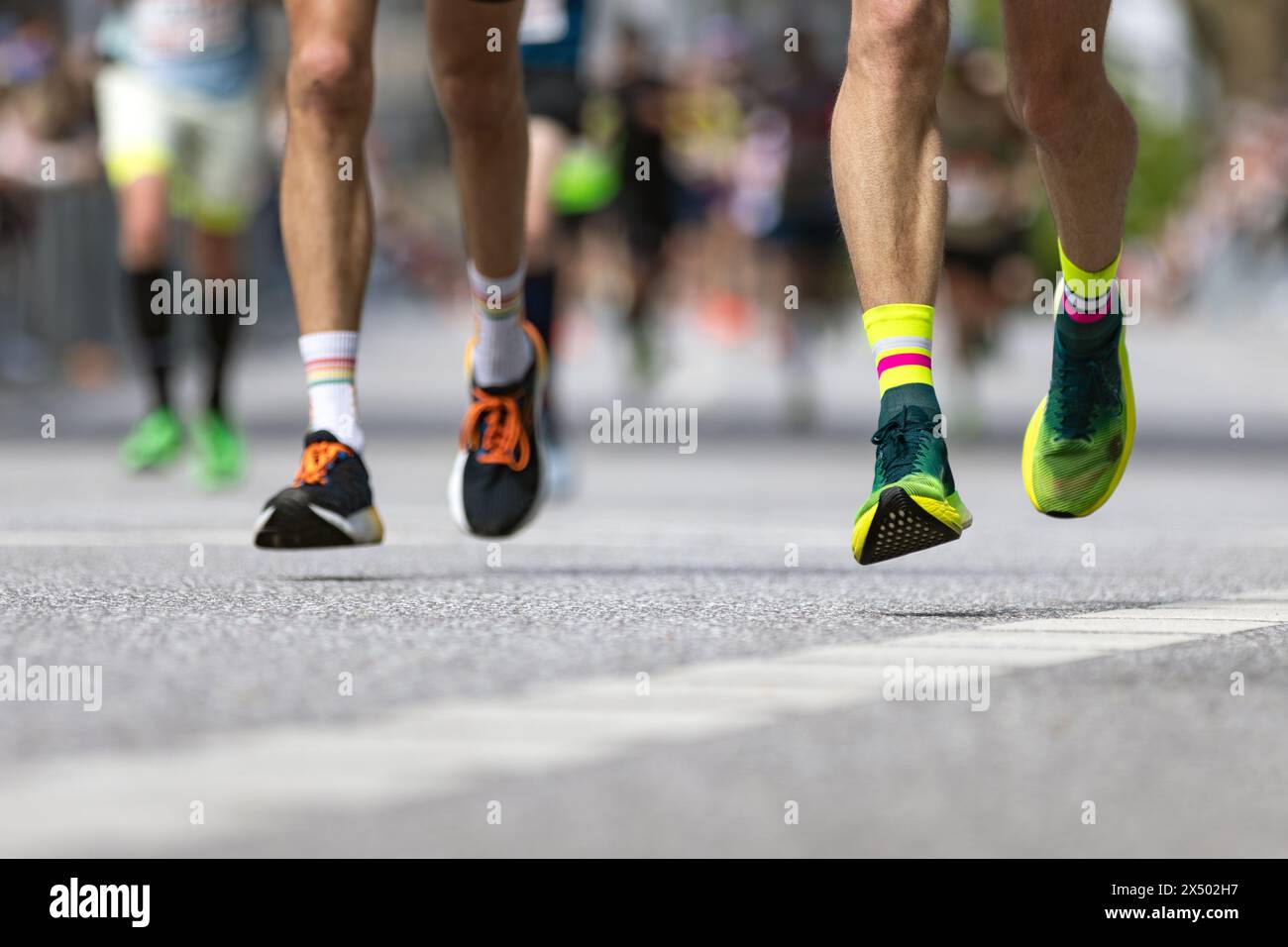 Les pieds de deux coureurs de marathon dans les airs Banque D'Images