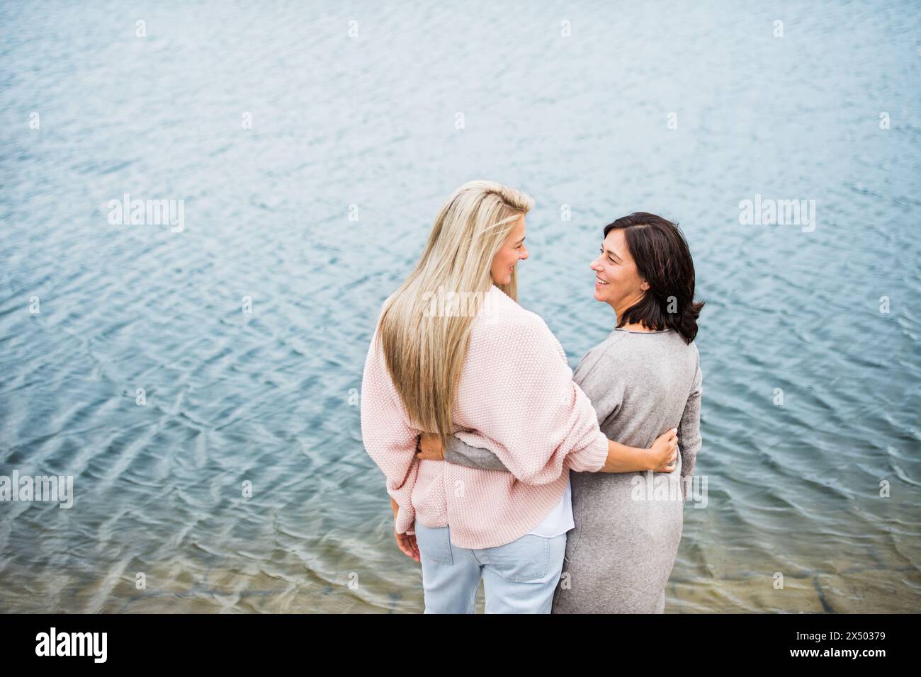 Fille adulte passant du temps avec sa mère. Maman et fille à l'extérieur, sur la promenade par le réservoir, le remblai du lac. Amour maternel inconditionnel et profond Banque D'Images