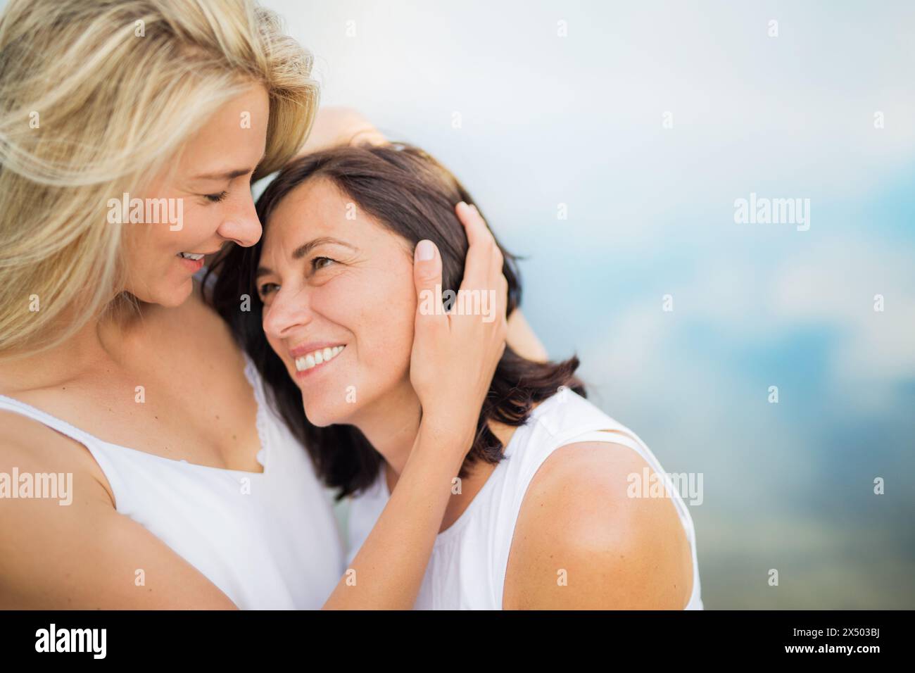 Fille adulte passant du temps avec sa mère à l'extérieur. Belle fille tenant le visage de la mère amoureusement. Amour maternel inconditionnel et profond, celui de mère Banque D'Images