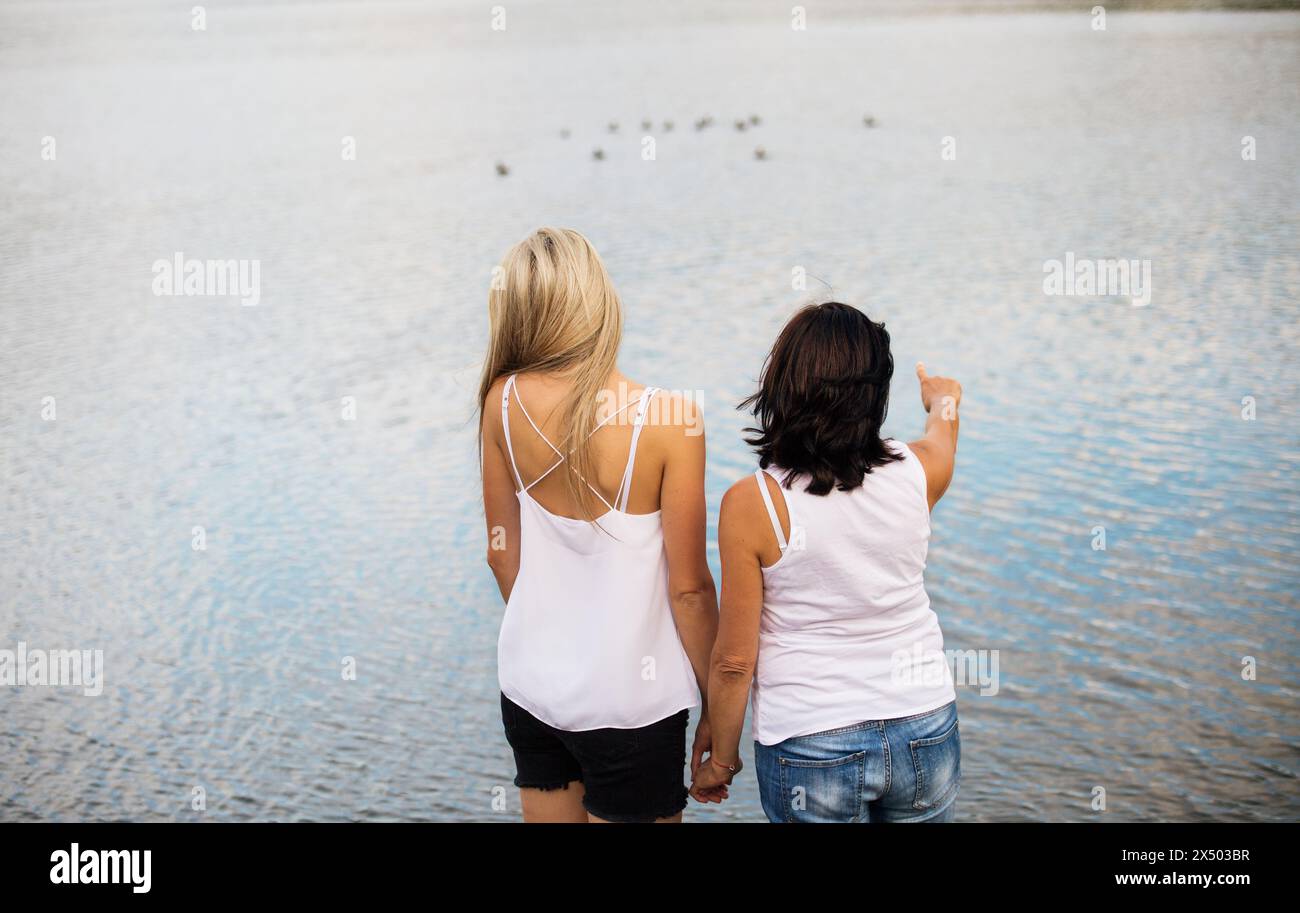 Maman et fille en vacances de printemps ensemble au bord du lac. Mère et fille ensemble temps dans la station de vacances. Amour maternel inconditionnel et profond, celui de mère Banque D'Images