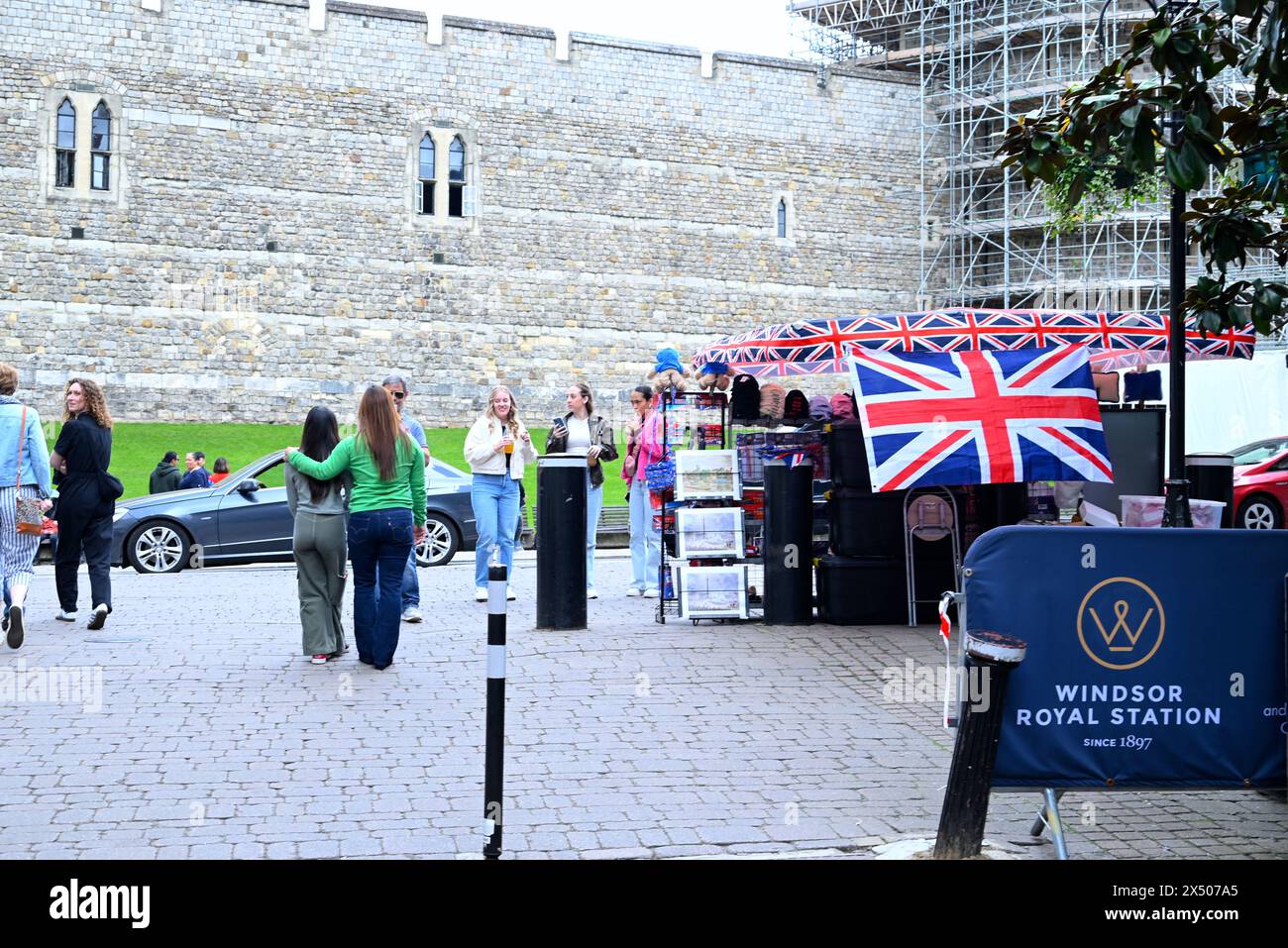 Windsor au printemps offre un éventail de la culture traditionnelle britannique placé avec des boutiques de cadeaux et des restaurants et des magasins offrant le Fudge britannique traditionnel ainsi que la cuisine du monde entier. Tout simplement la journée parfaite pour attirer des visiteurs du monde entier ... Banque D'Images