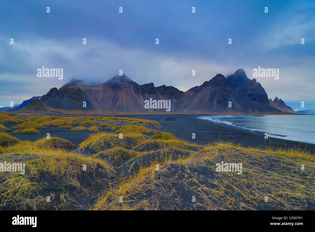 Paysage de dunes de sable noir au cap de Stokksnes, Islande, à Vestrahorn, connu sous le nom de montagne Batman. Banque D'Images