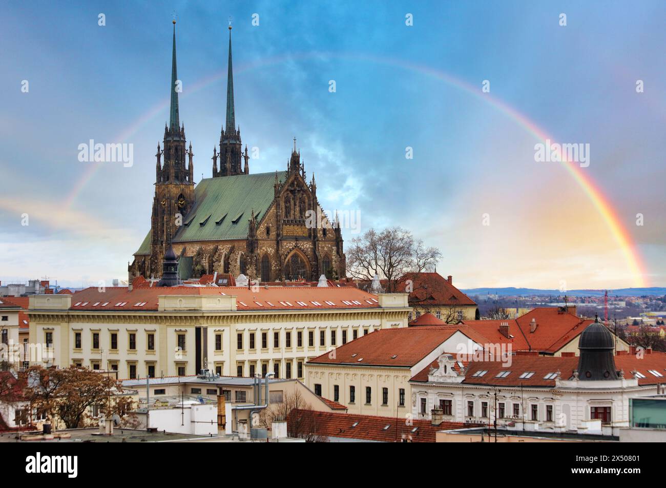 Arc-en-ciel sur Brno - Petrov, Cathédrale de composé Pierre et Paul. République tchèque - Europe. Banque D'Images
