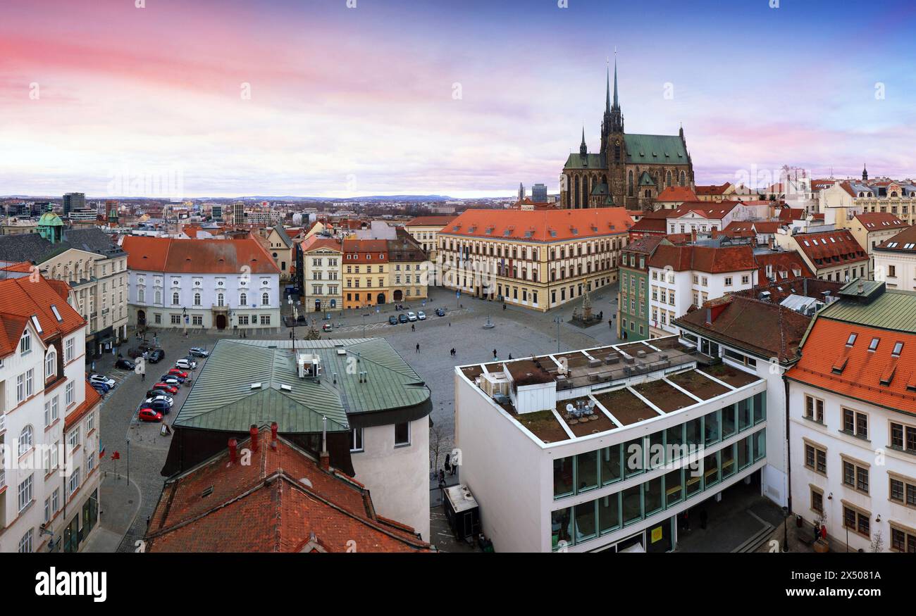 Petrov Cathédrale des Saints Pierre et Paul à Brno République tchèque au coucher du soleil Banque D'Images