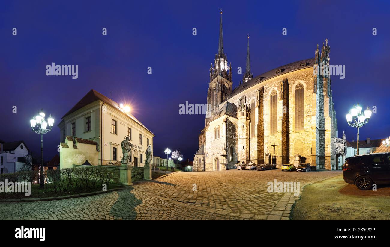 Petrov, Cathédrale Saint-Pierre et Paul. Ville de Brno - République tchèque - Europe. Photo nocturne de la belle architecture ancienne. Banque D'Images