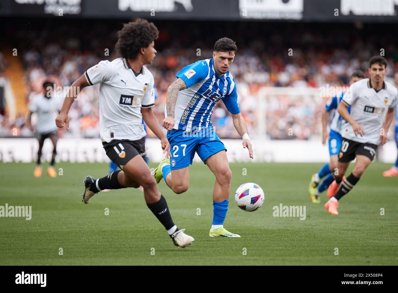 Valencia, Espagne. 06 mai 2024. VALENCE, ESPAGNE - 5 MAI : Peter Federico Winger droit de Valencia CF concourt pour le ballon avec Javi Lopez, arrière gauche du Deportivo Alaves lors du match LaLiga EA Sports entre Valencia CF et Deportivo Alaves au stade Mestalla, le 5 mai 2024 à Valence, Espagne. (Photo de Jose Torres/photo Players images) crédit : Magara Press SL/Alamy Live News Banque D'Images