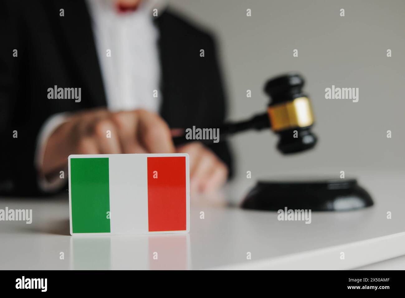Main du juge tenant le marteau. Drapeau de l'Italie. Concept de système judiciaire italien Banque D'Images