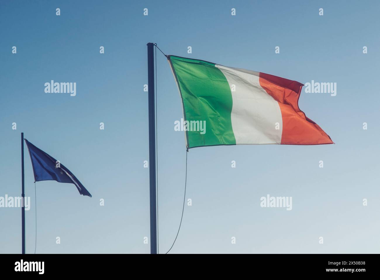 Drapeau national irlandais translucide agitant au vent à l'extérieur. Banque D'Images