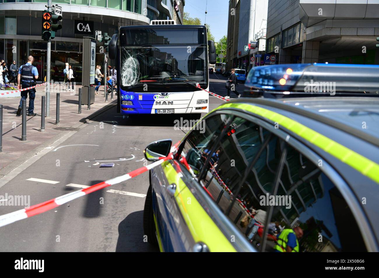 In der Viktoriastraße in Saarbrücken wird am Dienstag 30.4.2024 ein Fußgänger von einem Linienbus erfasst. Nach Angaben der Polizei Betrat der Mann BEI Rot die Fahrbahn in Höhe der Querung Bahnhofstraße, ohne auf den bus zu achten. Der bus erfasste den Fußgänger, der dabei schwer aber nicht lebensgefährlich verletzt wurde. Nach Polizeiangaben War der Mann ansprechbar und wurde notärztlich versorgt. für die Unfallrekonstruktion wurde ein Gutachter eingeschaltet. BUB *** Un piéton a été heurté par un bus sur la Viktoriastrasse à Saarbrücken le mardi 30 4 2024 selon la police, l'homme est entré Banque D'Images