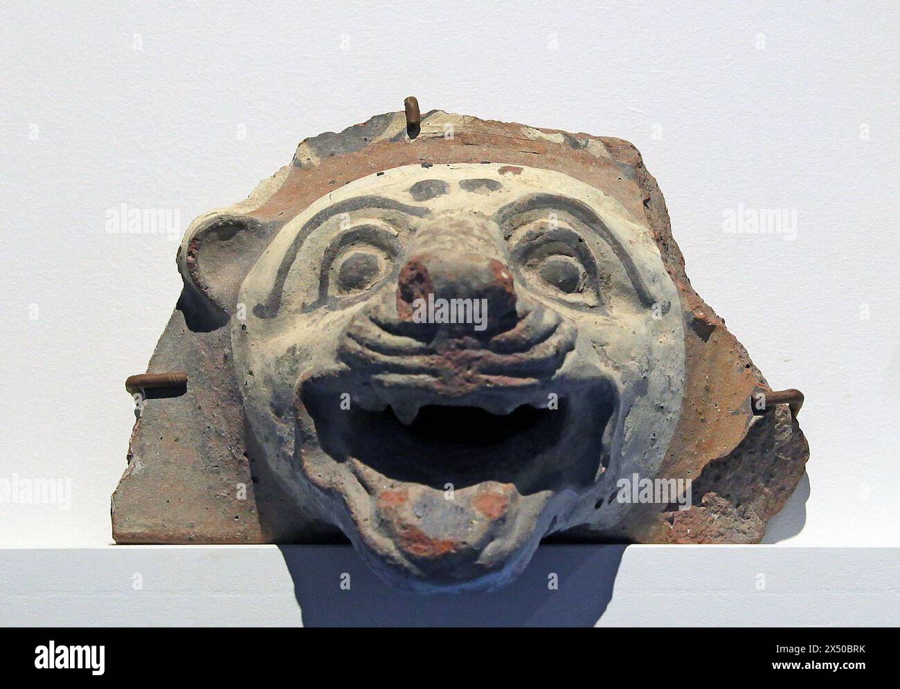 Gargouille grecque antique en terre cuite en forme de tête de lion, datant de 520-500 av. J.-C., Poseidonia Paestum Italie. Banque D'Images