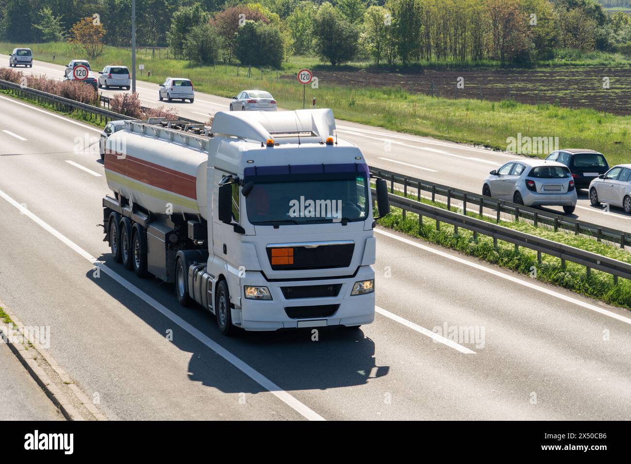 Semi-camion avec remorque de réservoir sur l'autoroute. Banque D'Images