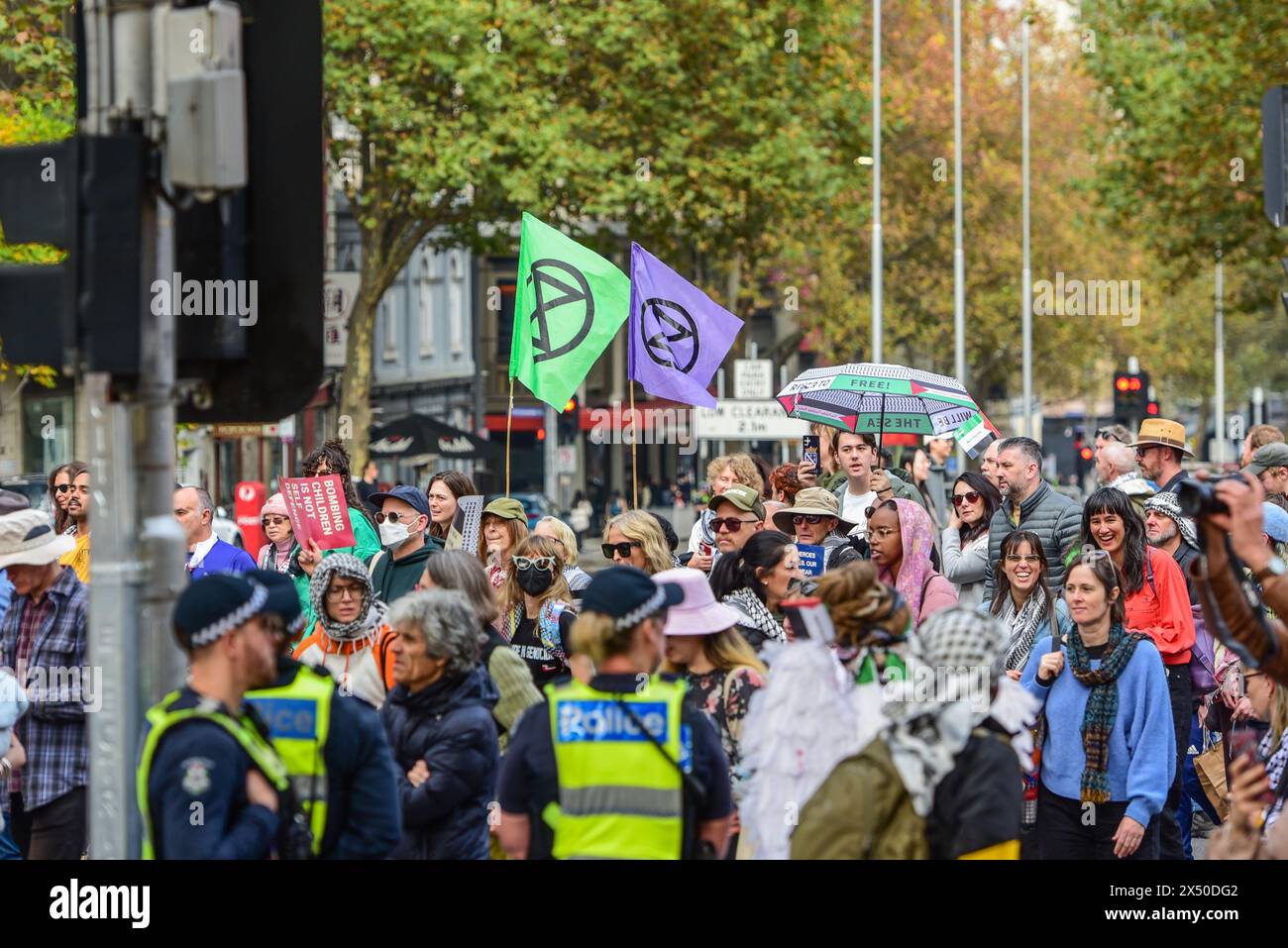 Melbourne, Australie. 05 mai 2024. Les drapeaux extinction Rebellion sont vus pendant le rassemblement du 1er mai. Le rassemblement annuel en Australie a lieu le premier dimanche de mai. Le 1er mai ou Journée internationale des travailleurs est célébré le 1er mai et réunit les mouvements syndicaux et les partis politiques de gauche. (Photo de Alexander Bogatyrev/SOPA images/SIPA USA) crédit : SIPA USA/Alamy Live News Banque D'Images